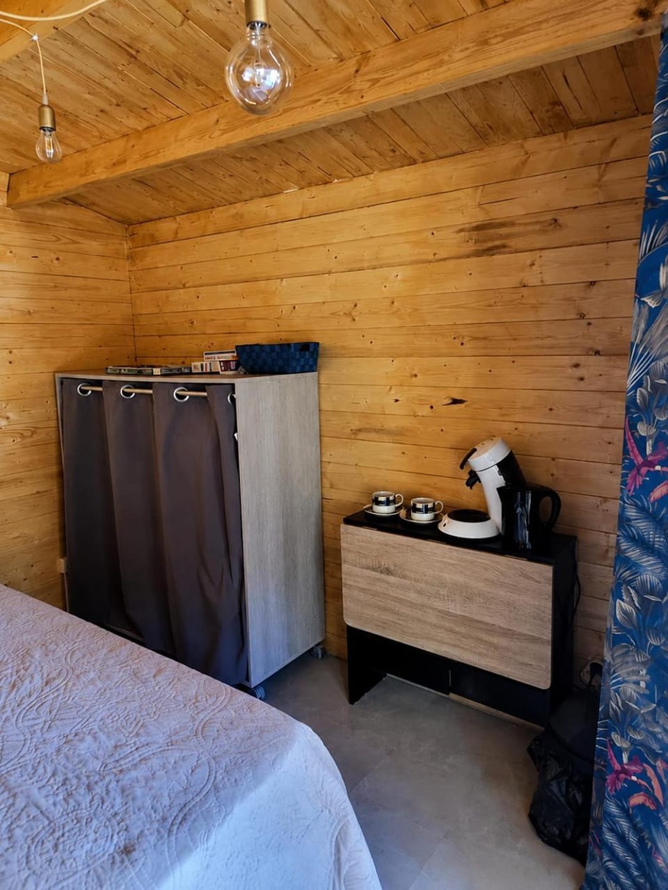Chalet en bois avec terrasse au calme proche plage et nature Campground/ 
RV Resort in French Riviera