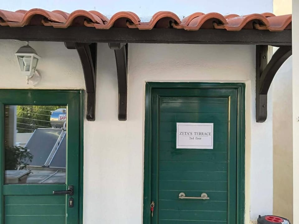 Zeta's Terrace Apartment in Alimos