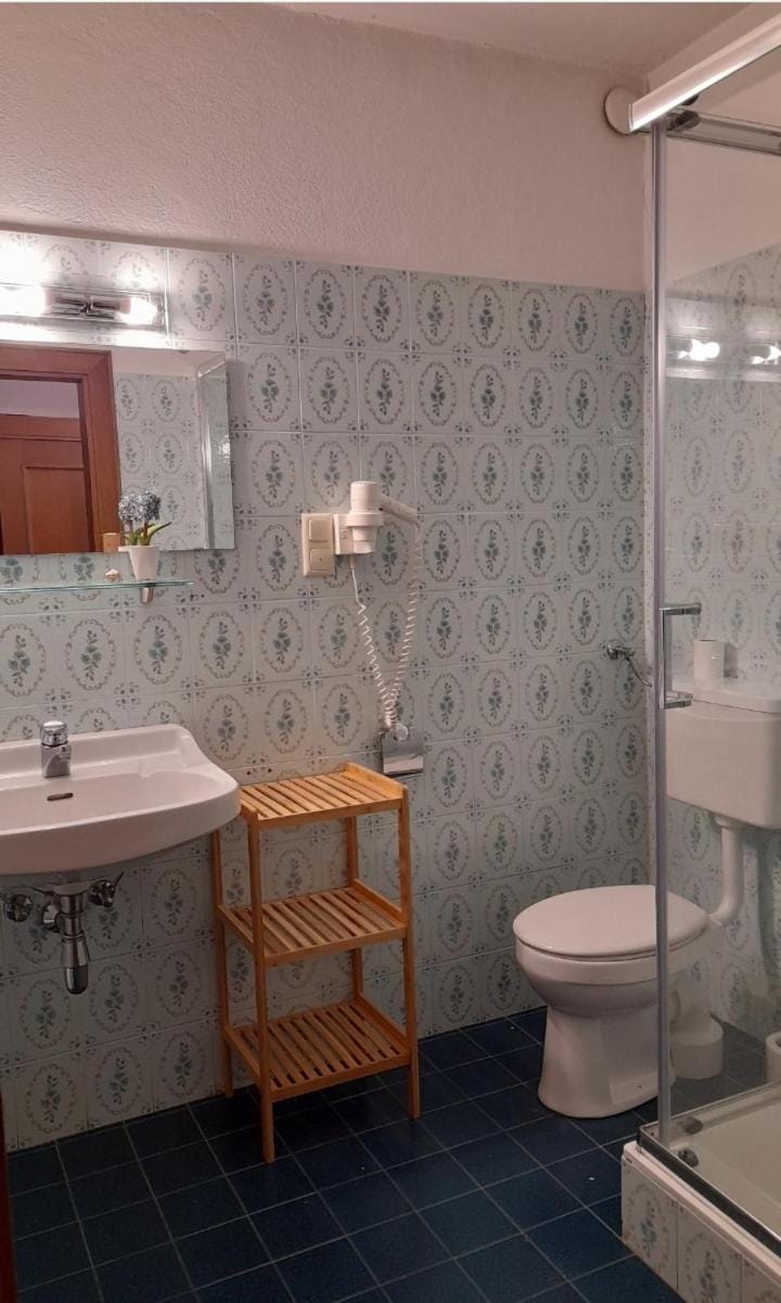 Shower, Bathroom, towels