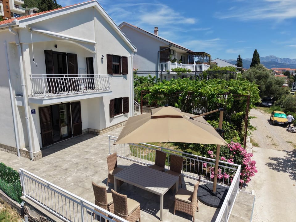 Property building, Garden, Balcony/Terrace