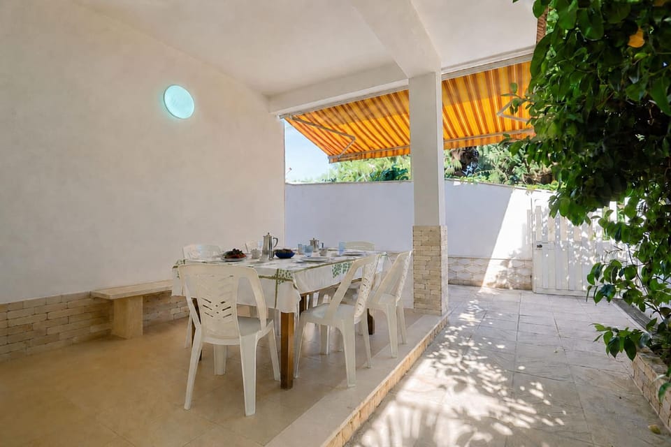 Patio, Day, Living room, Seating area, Dining area