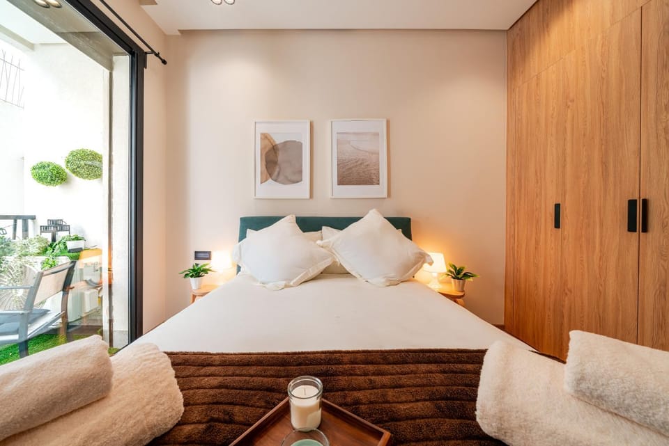 Bed, Photo of the whole room, Bedroom, towels