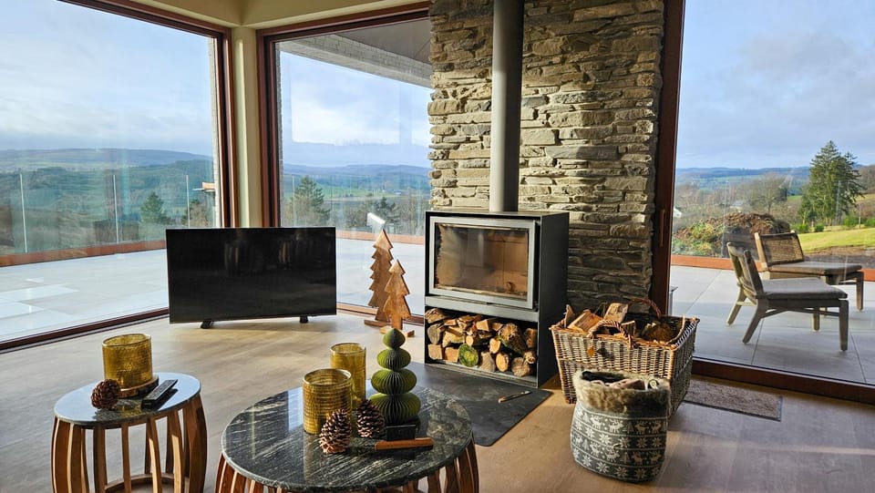 Communal lounge/ TV room, TV and multimedia, View (from property/room), fireplace