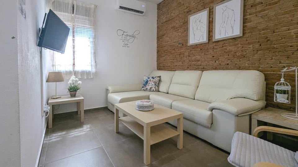 TV and multimedia, Living room, Seating area, air conditioner