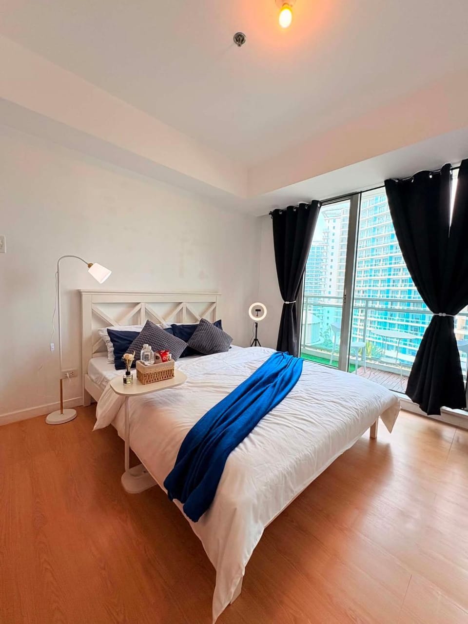 Azure Staycation by SabBen Suites Apartment in Paranaque