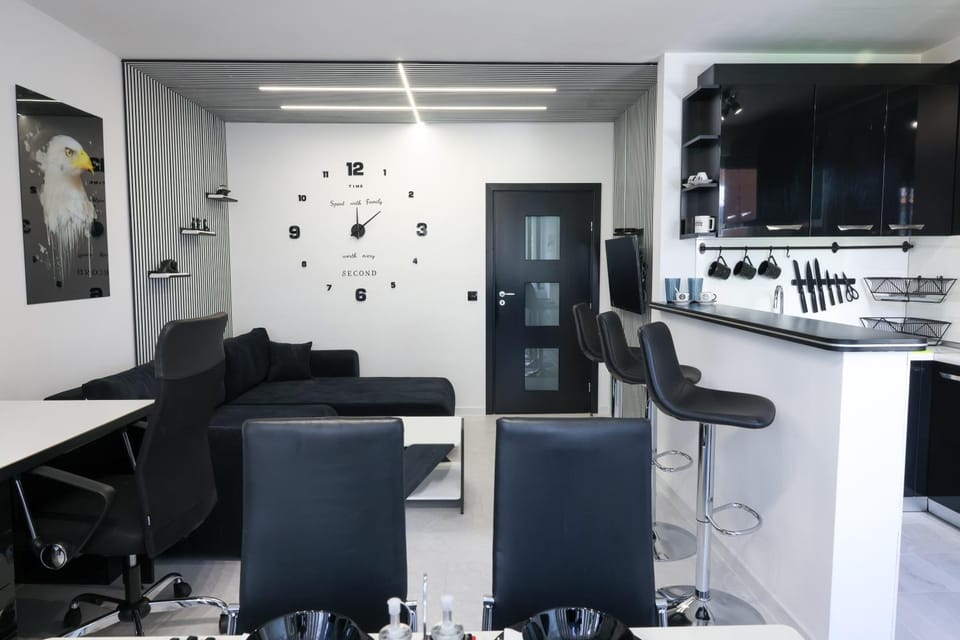 TV and multimedia, Kitchen or kitchenette, Living room, Seating area, Dining area