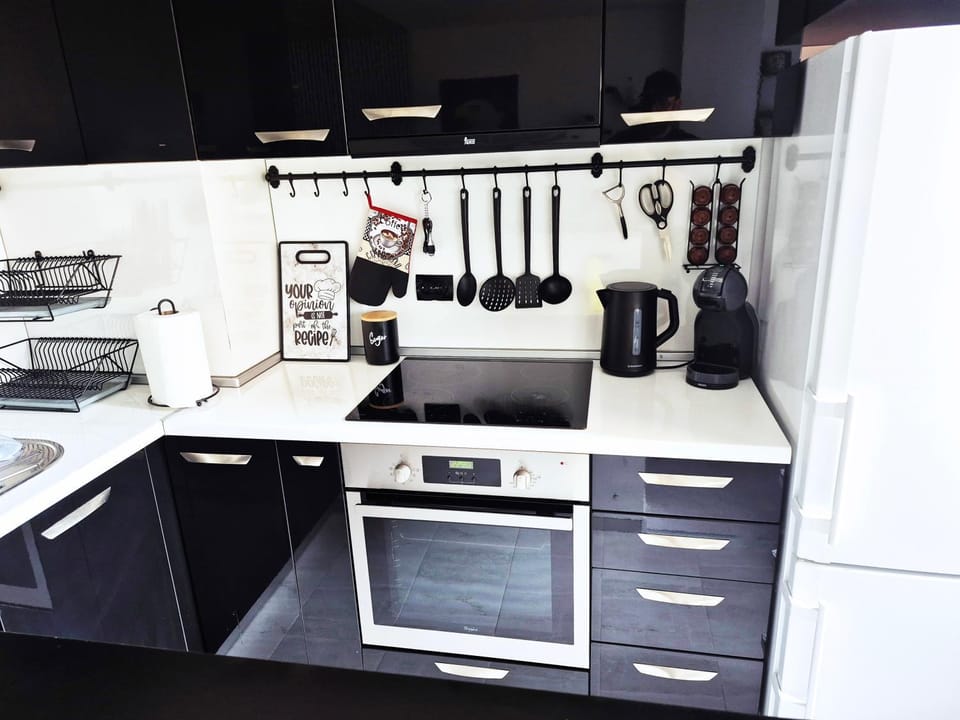 Coffee/tea facilities, Kitchen or kitchenette, dishwasher, oven, stove