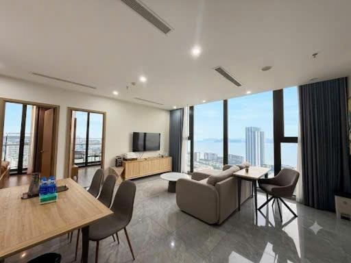 Communal lounge/ TV room, TV and multimedia, Living room, Seating area, Dining area