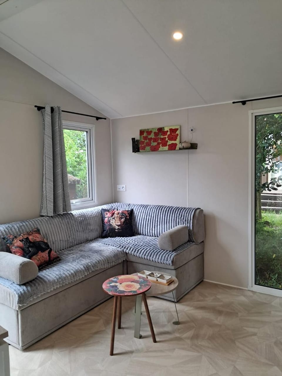 Mobile Home in a flower-filled campsite House in Trégunc