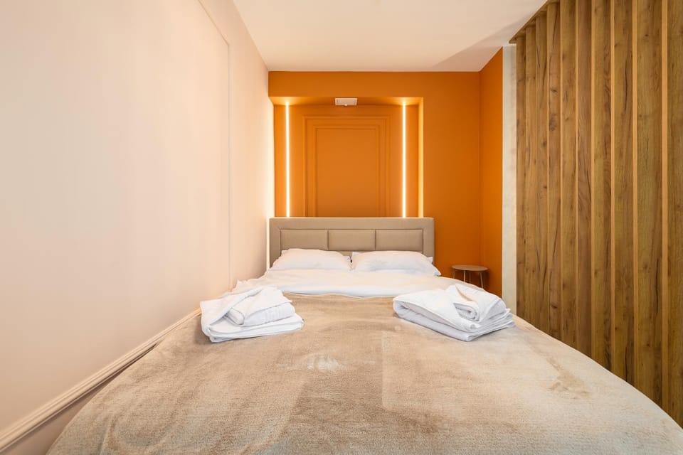 Bed, Bedroom, towels
