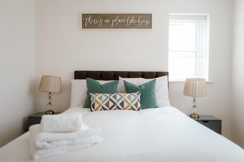 Geometric House - Cosy 5-Bedroom Maidstone House - Maidstone Centre - Parking & Garden - Ideal for Families & Contractors House in Maidstone