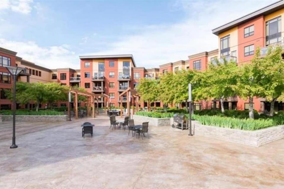 2 Bd at Playa! Rooftop Pool and 1 min From Beach 350 Apartment in Kelowna