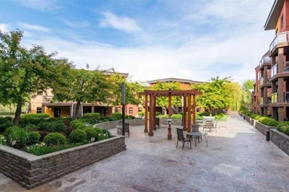 2 Bd at Playa! Rooftop Pool and 1 min From Beach 350 Apartment in Kelowna