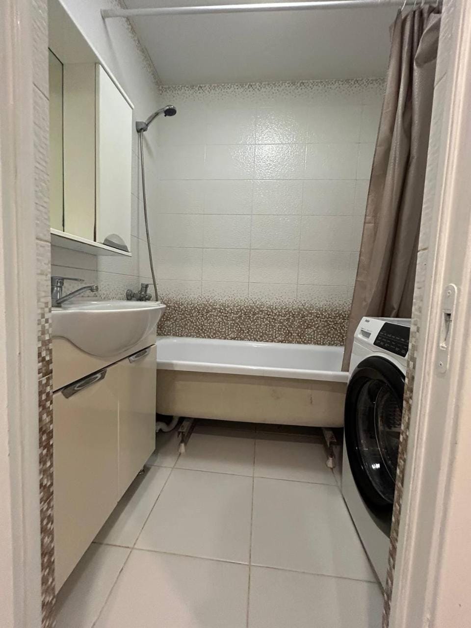 Bathroom, Bath, washing machine, dryer