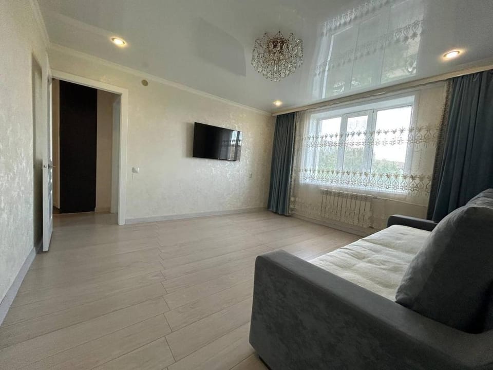 Bed, TV and multimedia, Living room, Photo of the whole room, Seating area, Bedroom