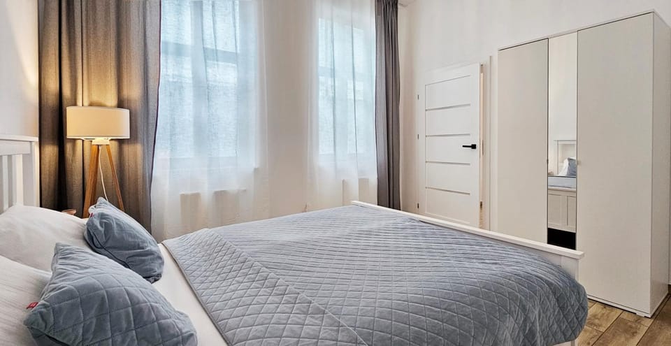 HolidayHomePL Centrum KOL1U2 apartament z osobną sypialnią Apartment in Miedzyzdroje