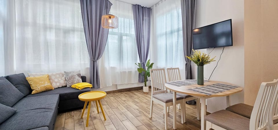 HolidayHomePL Centrum KOL1U2 apartament z osobną sypialnią Apartment in Miedzyzdroje