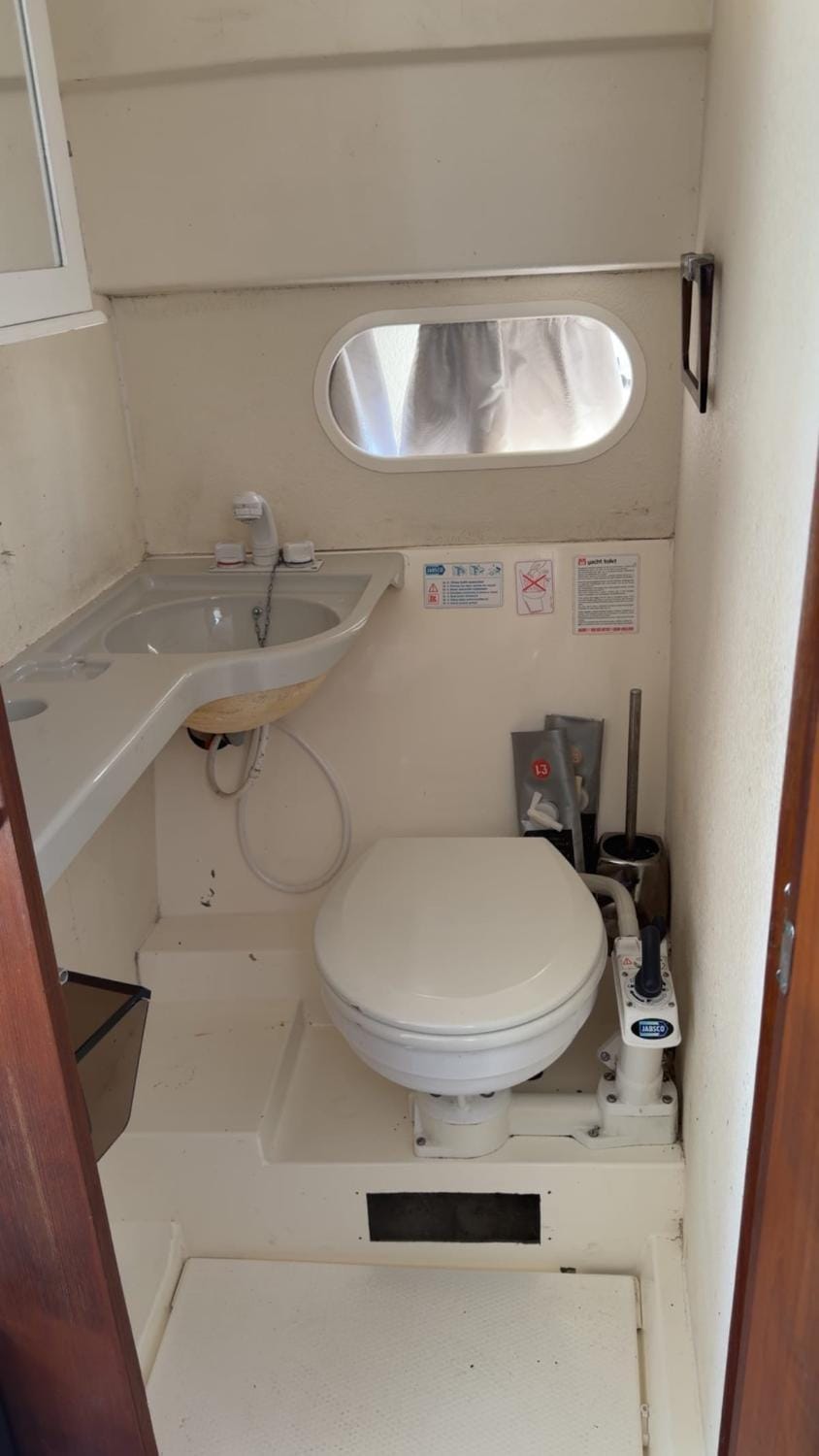 Marina Escape on the Water Stay Afloat in Style Docked boat in Gosport