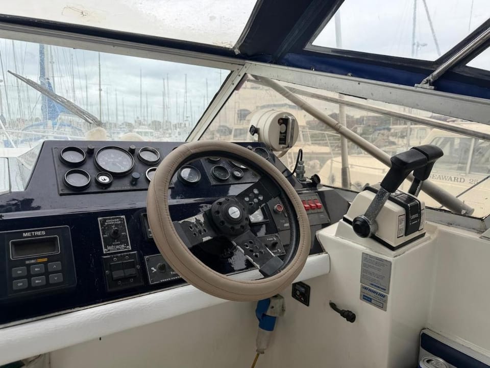 Marina Escape on the Water Stay Afloat in Style Docked boat in Gosport