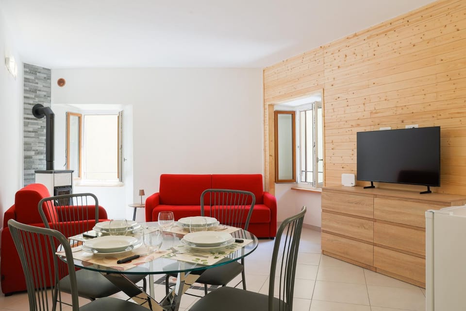 Communal lounge/ TV room, TV and multimedia, Living room, Seating area, Dining area, Evening entertainment