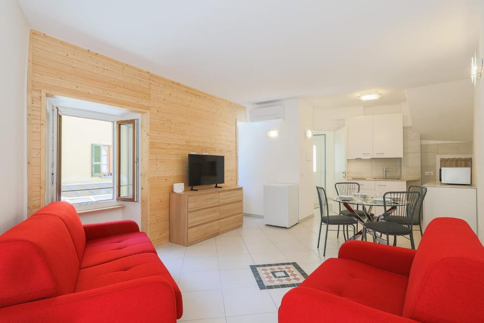 TV and multimedia, Kitchen or kitchenette, Living room, Seating area, Dining area, stove