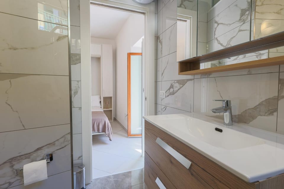 Shower, Bathroom, towels