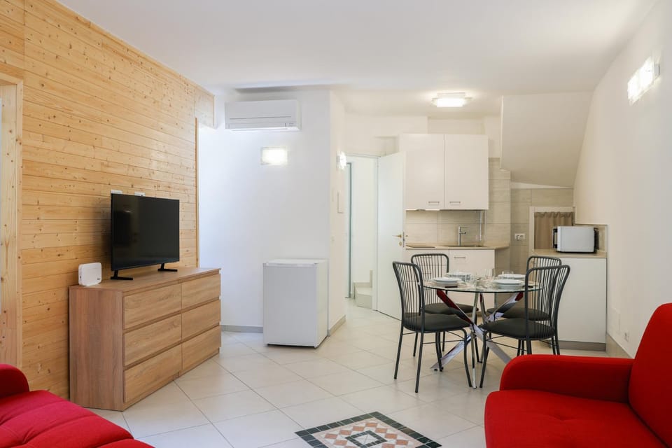 TV and multimedia, Kitchen or kitchenette, Living room, Seating area, Dining area, stove