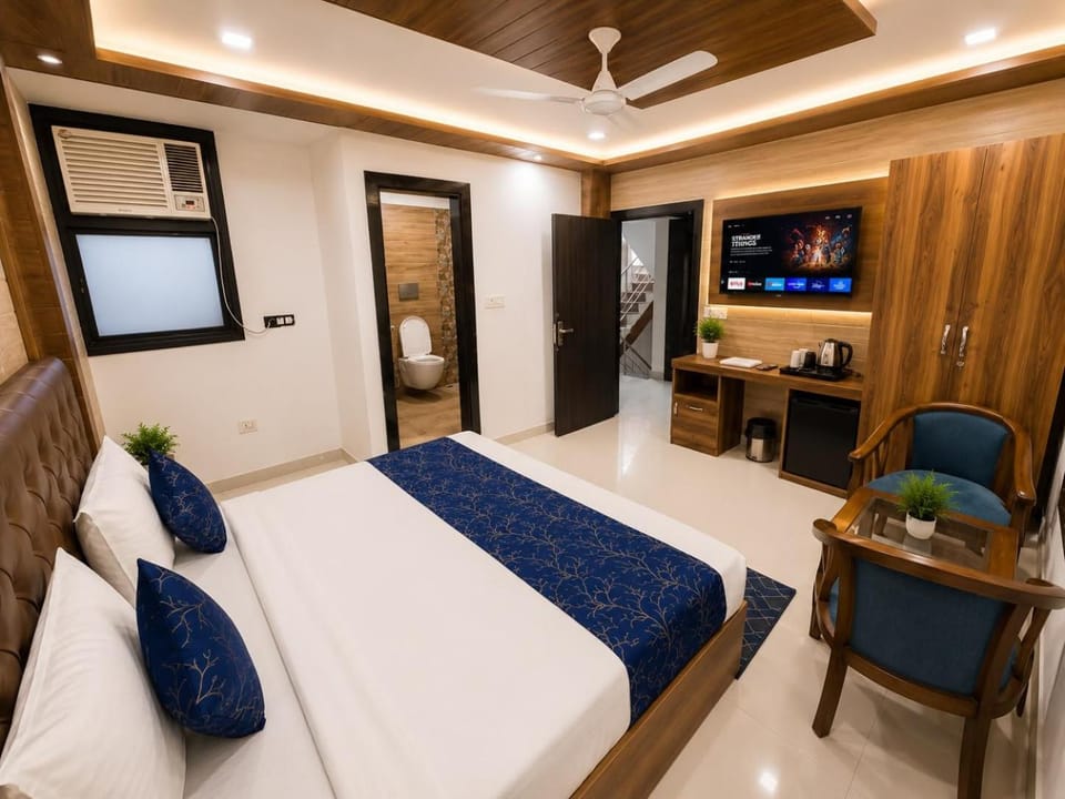Property building, Communal lounge/ TV room, Bed, TV and multimedia, Living room, Photo of the whole room, Seating area, Evening entertainment, Bedroom, hair dresser, air conditioner