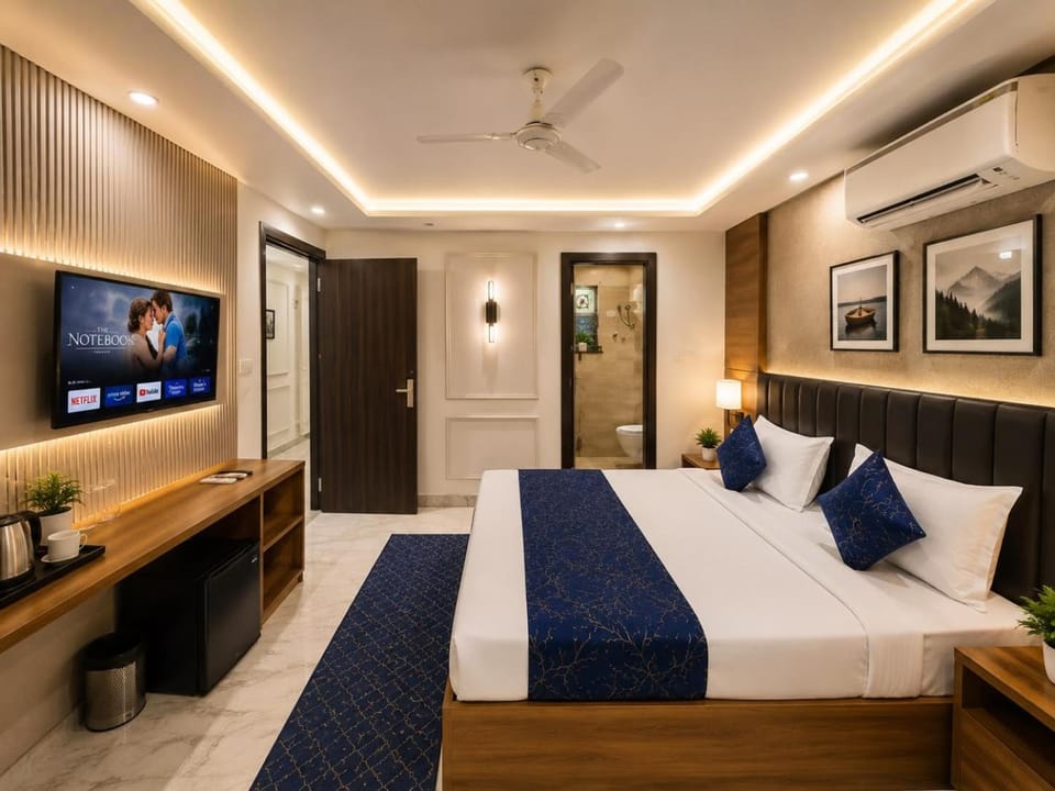 Property building, Communal lounge/ TV room, Bed, TV and multimedia, Photo of the whole room, Dining area, Evening entertainment, Bedroom, Garden view, fireplace, hair dresser, air conditioner