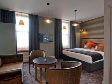 Shower, Toilet, People, Bathroom, TV and multimedia, Coffee/tea facilities, Seating area, Bedroom, Guests, children, young children, older children, group of guests, Family