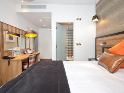 Shower, Toilet, Bed, People, Bathroom, TV and multimedia, Coffee/tea facilities, Bedroom, Guests, children, young children, older children, group of guests, Family