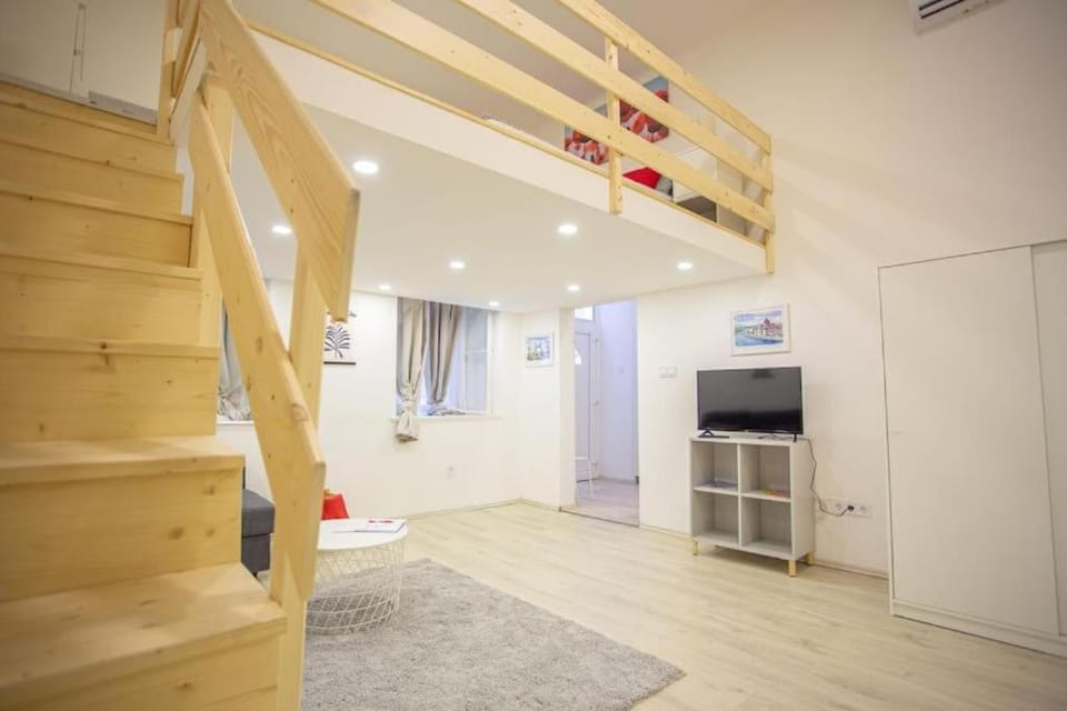 Charming Apartment in Downtown Josika St, Paprika Apartment in Budapest