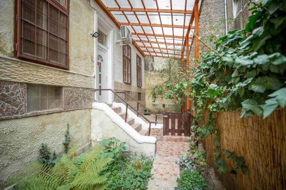 Charming Apartment in Downtown Josika St, Paprika Apartment in Budapest
