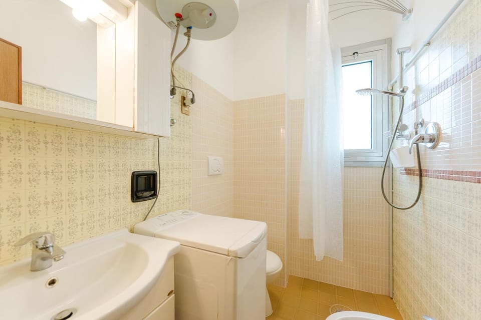 Shower, Toilet, bidet, hair dryier, towels, washing machine