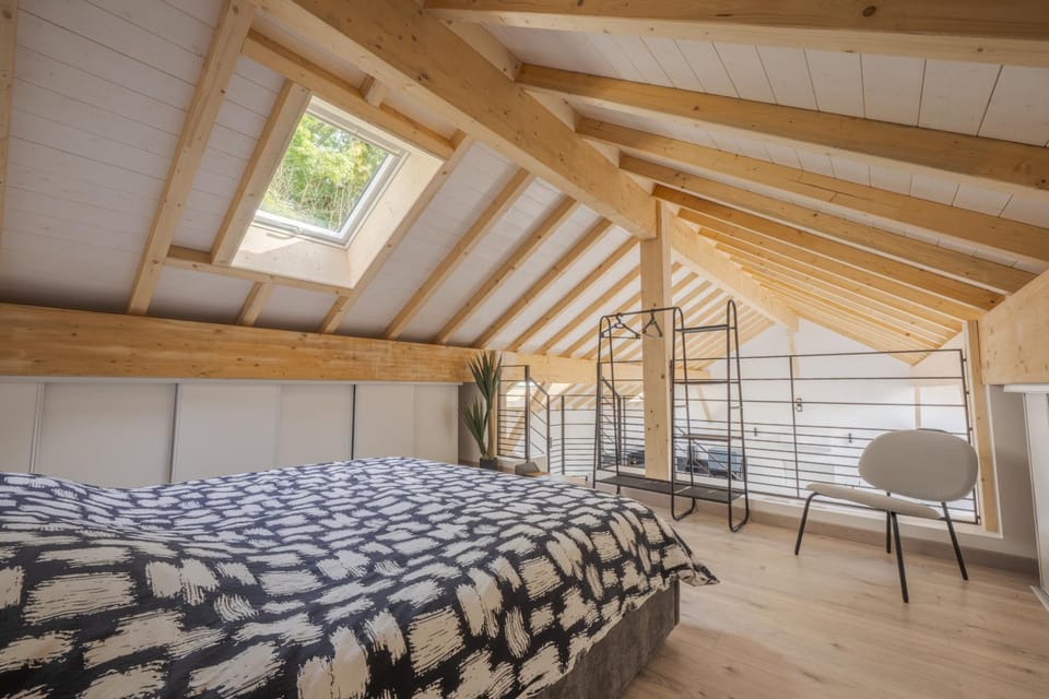Photo of the whole room, Bedroom