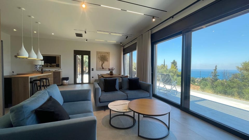 TV and multimedia, Balcony/Terrace, Kitchen or kitchenette, Living room, Seating area, Dining area, Garden view, Pool view, Sea view