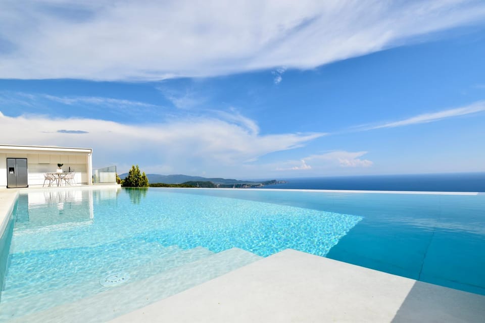 Sea view, Swimming pool, sunbed
