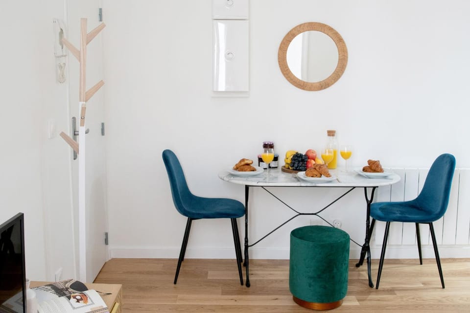 Living room, Food and drinks, Dining area, Food