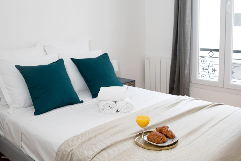 Bed, Bedroom, Food, Breakfast, Drinks