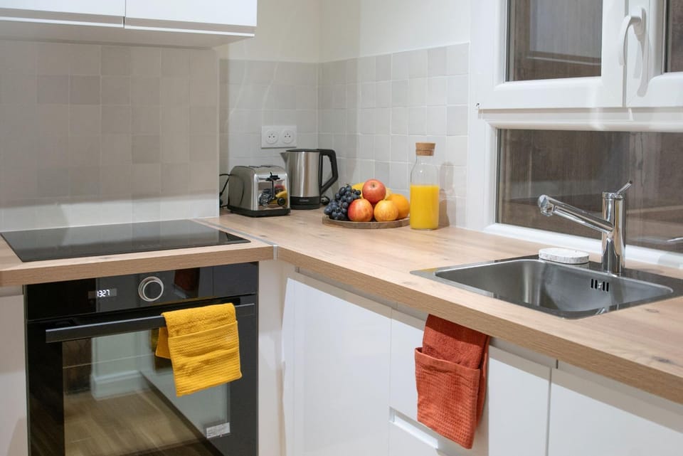 Coffee/tea facilities, Kitchen or kitchenette, stove