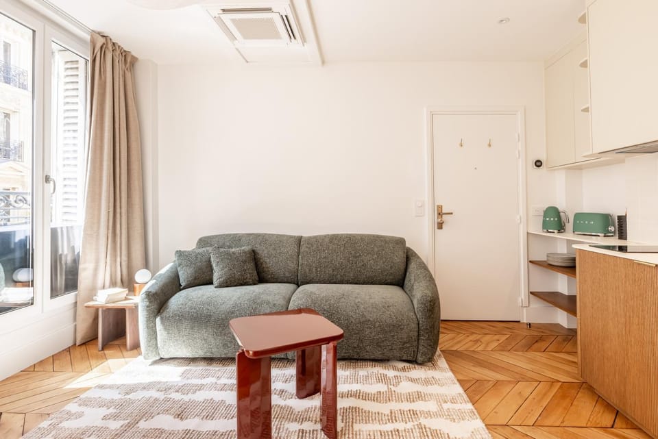 Appartement Design Rénové Parc Monceau Paris 8e Apartment in Paris