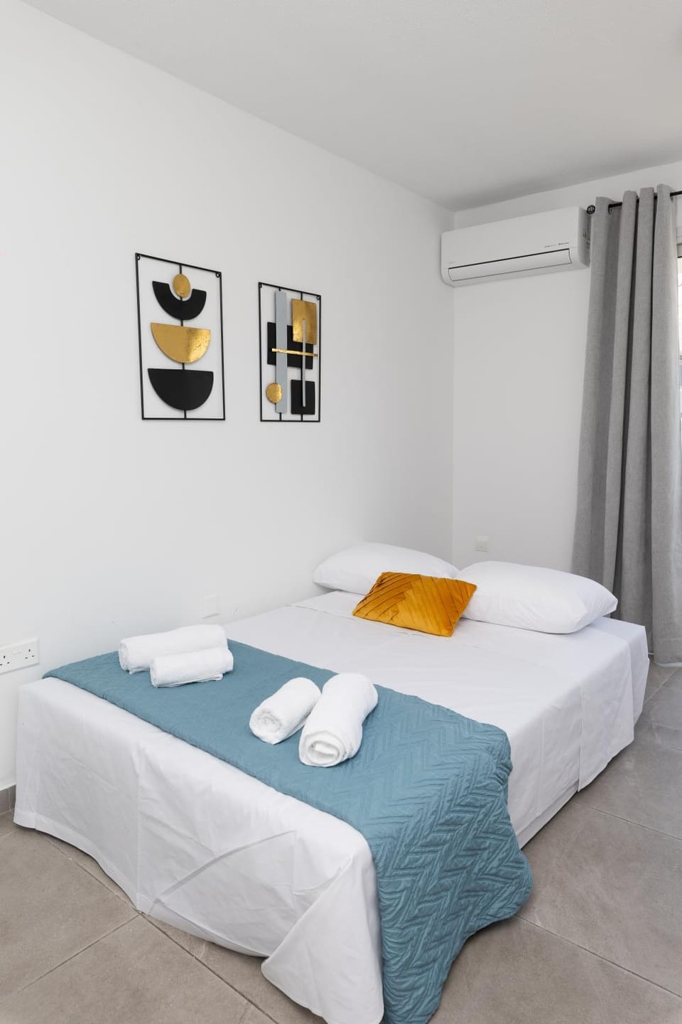 Living room, Decorative detail, furniture, towels, air conditioner