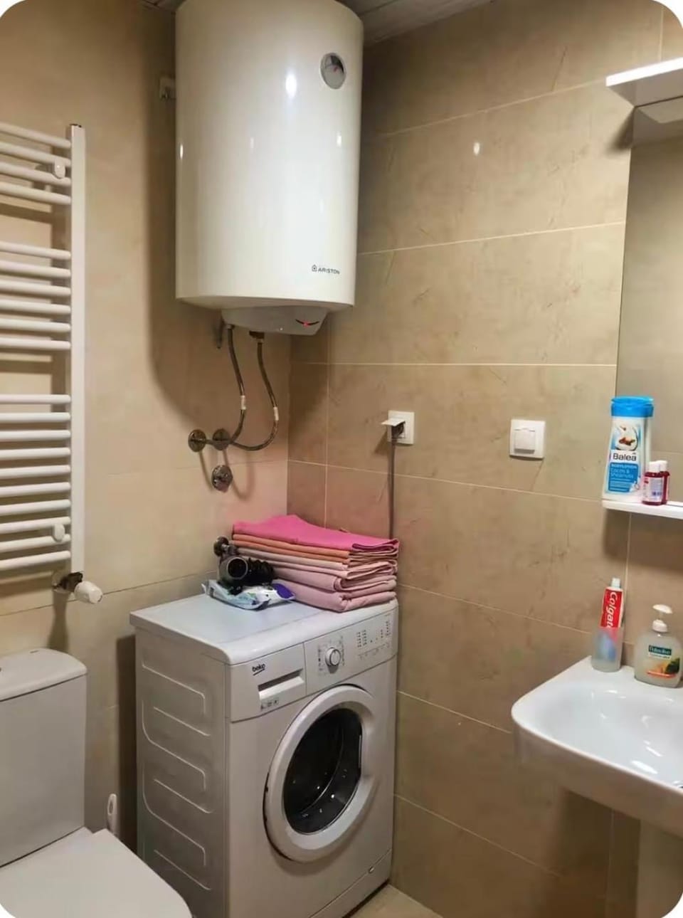 Bathroom, Kitchen or kitchenette, towels, washing machine