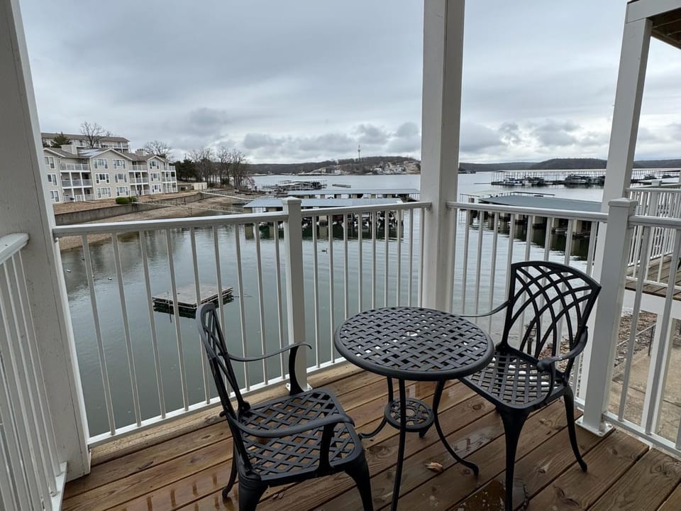 Kapilana - Cactus Unit A- Lakefront w Discounted Boat rental Apartment in Osage Beach