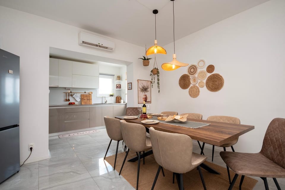 Seating area, Dining area, kitchen, air conditioner