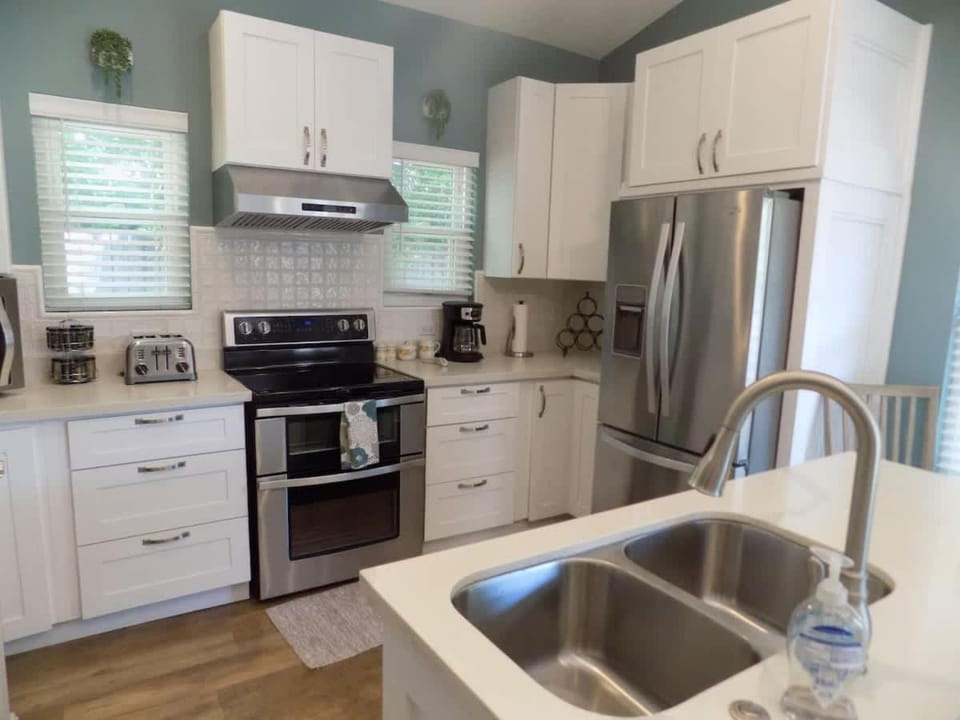 Kitchen or kitchenette, dishwasher, oven, toaster