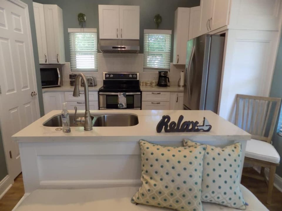 Kitchen or kitchenette, Dining area, dishwasher, stove, toaster