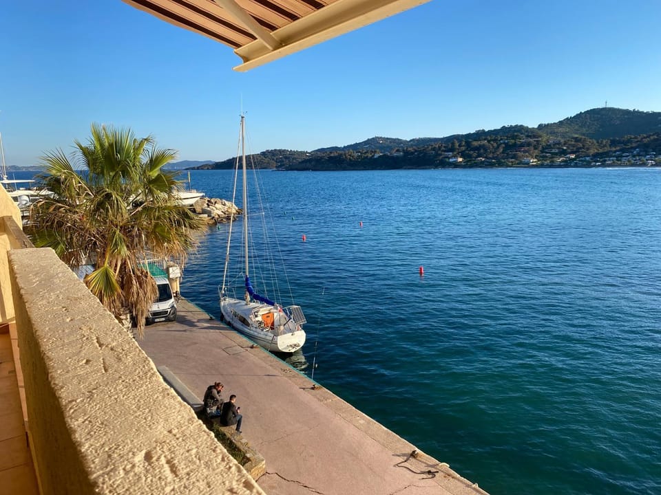Grand T3 d'exception face à la mer Terrasse & Piscine Apartment in Bormes-les-Mimosas