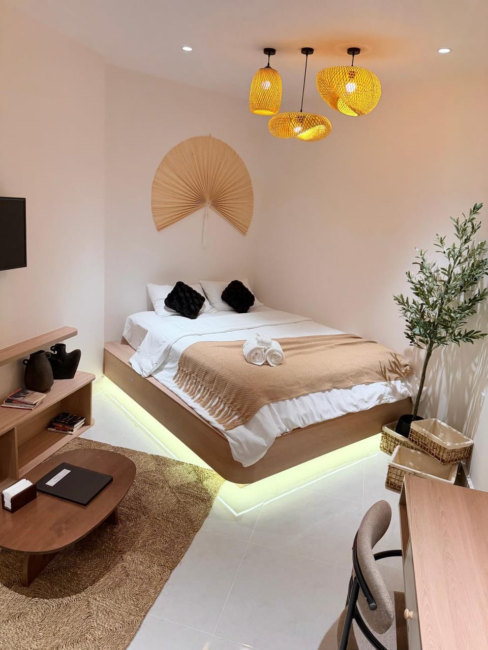 Bed, Living room, Photo of the whole room, Bedroom