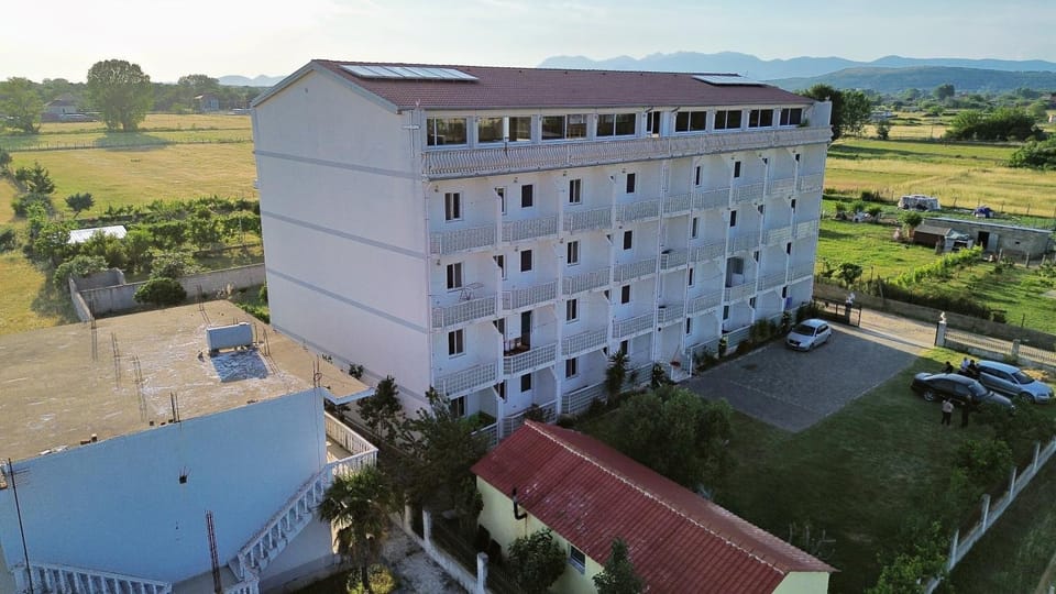 Property building, Day, Breakfast, Location, Parking